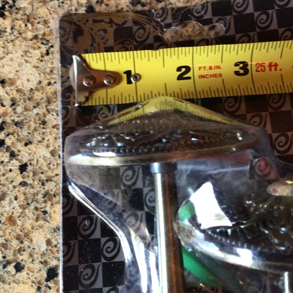 2pairs of Antique Brass Embellished Curtain Hooks - Picture 6 of 7